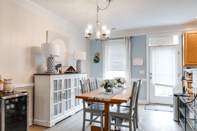 Building Photo - Gorgeous 3 Bedroom Townhome in Oregon Hill...