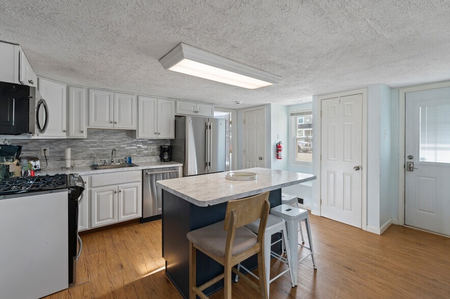 Building Photo - 104 7th Ave