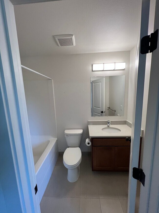 Building Photo - 4.5 Bathrooms ! 4 large bedrooms! Close to CWU