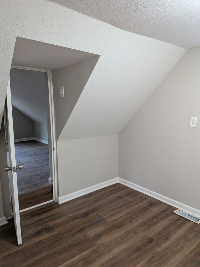 Building Photo - Cool 3 bed 2 bath House in Jeff City