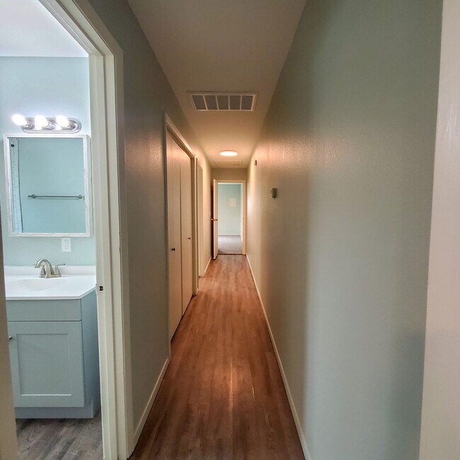 Building Photo - 1117 E Parker St