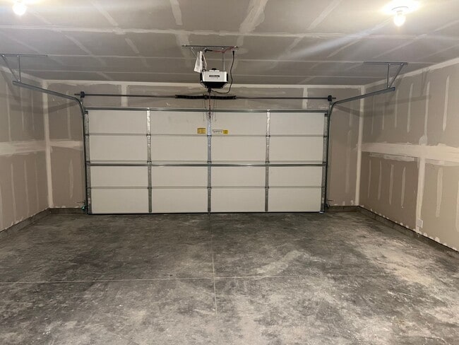 Building Photo - Brand New 3 Bed 2.5 Bath with double attached garage in Belgrade