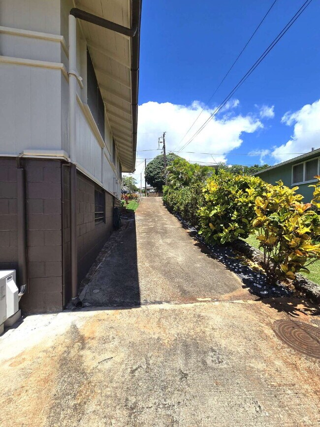 Building Photo - Renovated 2br/1ba Halawa Heights Cottage with Pearl Harbor Views!