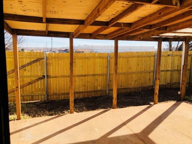 Building Photo - 3 bed , 2 full bath, 2 story , Newly updat...