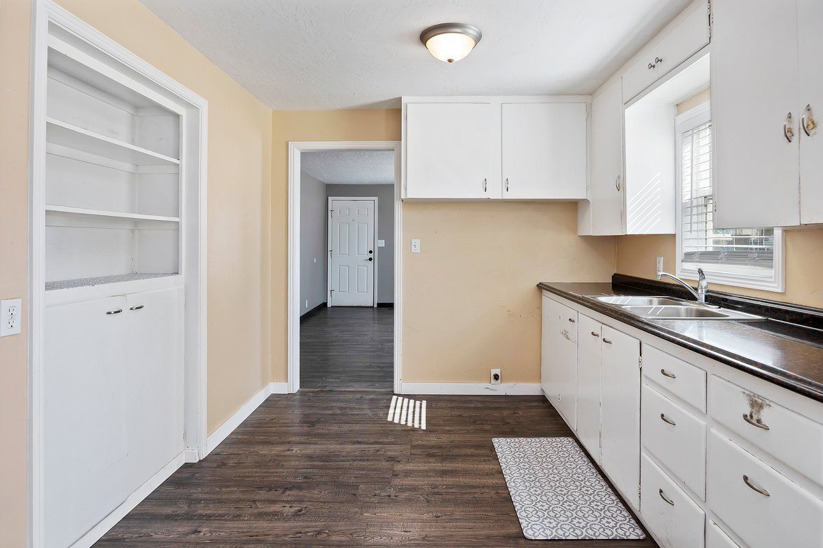 Building Photo - 523 W Ave G