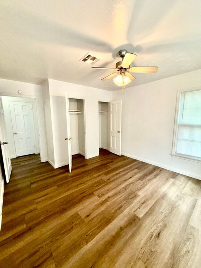 Building Photo - Bonus Room