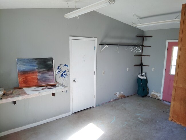 Building Photo - 903 W 8th St