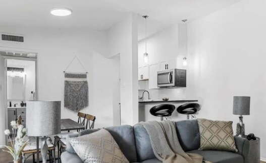 Building Photo - 2627 Douglas Ave