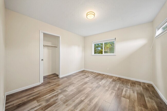 Building Photo - Bright & Beautiful 2BR Apartment Near Plea...