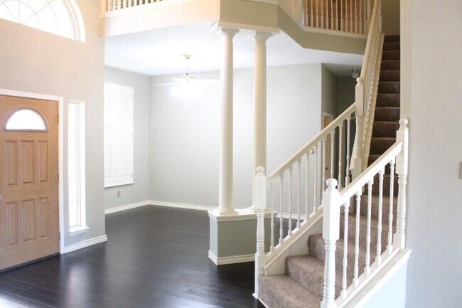 Building Photo - 1013 Stone Gate Dr