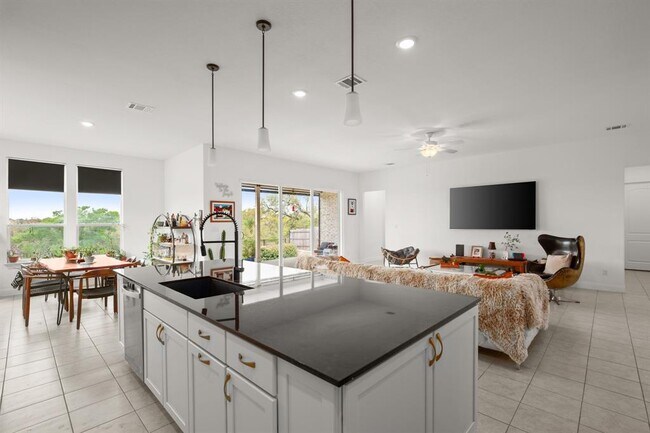 Building Photo - 385 Barnhill Lp