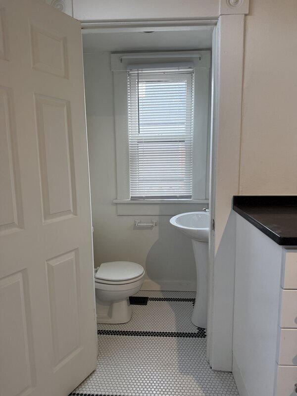 Building Photo - 458 E Sycamore St