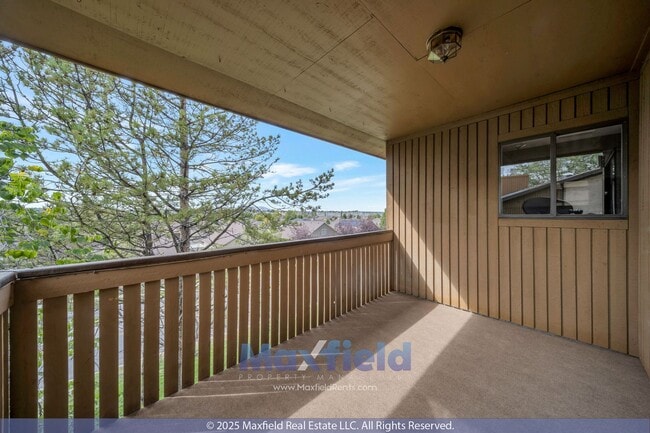 Building Photo - TOP LEVEL CONDO - 2BD 2 BA - NEW PAINT!