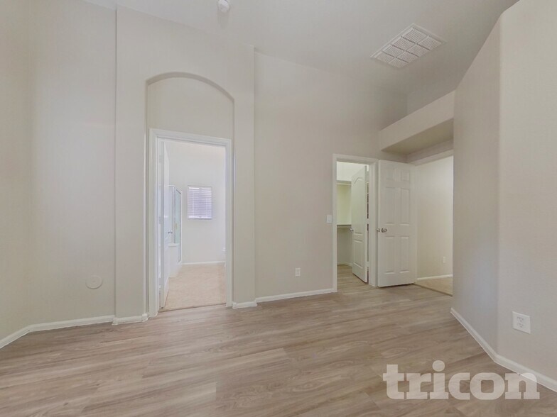 Building Photo - 2116 S 160th Ln