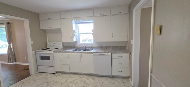 Building Photo - Remodeled 2 Bedroom, 2 Living Areas!  $925