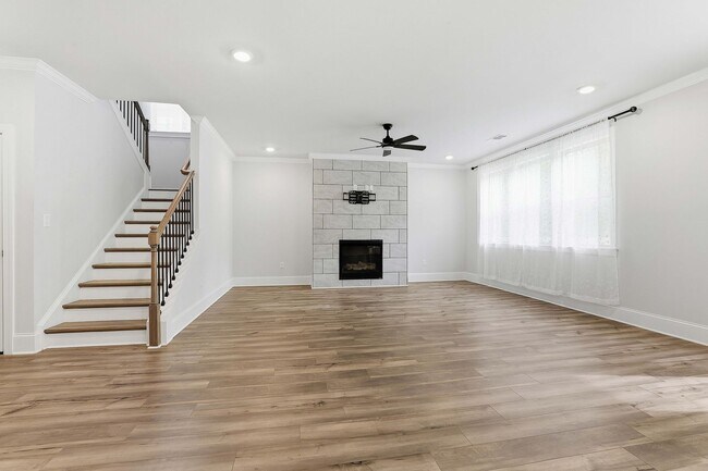 Building Photo - Newer 5BR Home in Peachtree City with Open Layout and Golf Cart Access