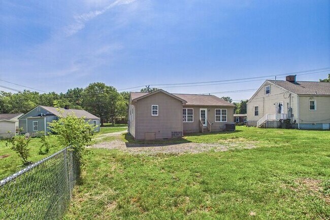 Building Photo - Beautifully Updated 3-Bedroom Home in Gree...