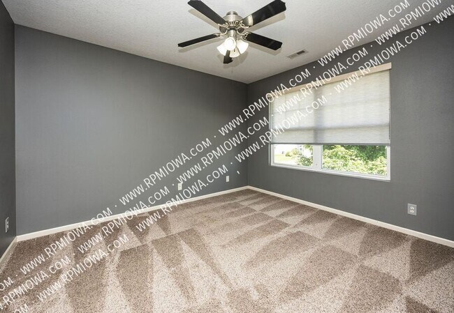 Building Photo - 900 SE Woodbine Dr