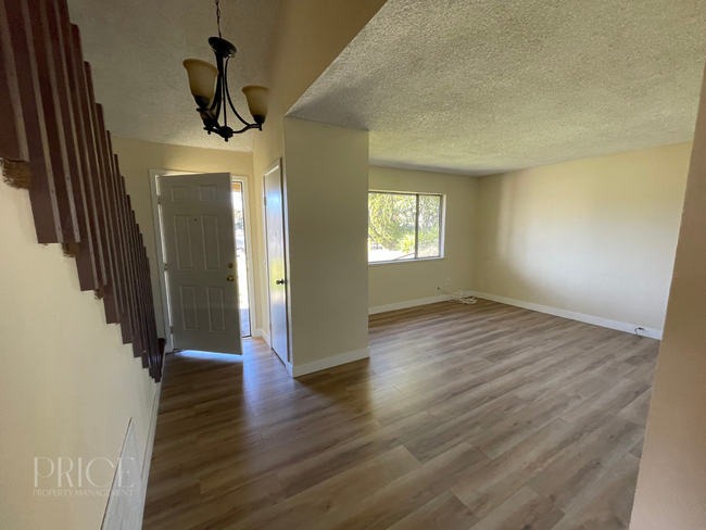 Building Photo - Single family 3 Bedroom Home with 2 bath 2...