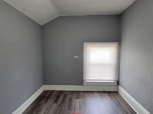 Building Photo - Large 1 bed upper Heat & Water included