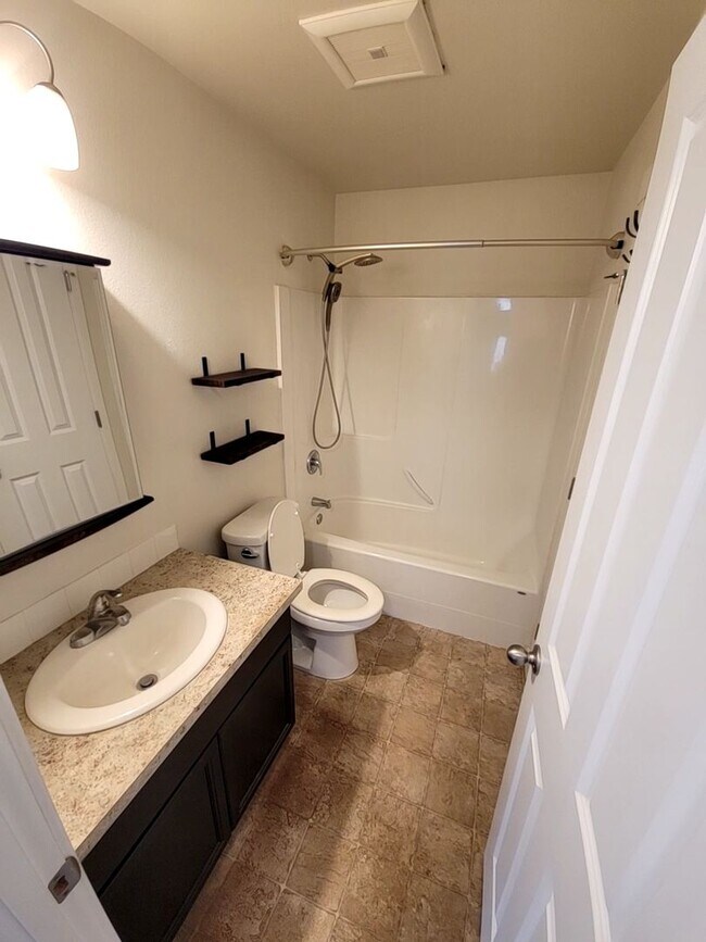 Building Photo - Large 4 Bed Split, Available Now! Pets Okay!