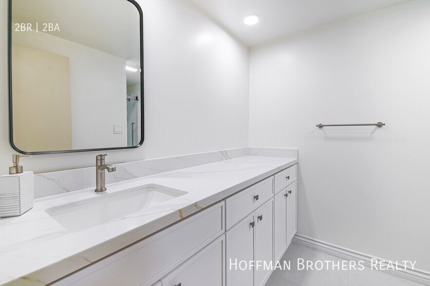 Building Photo - 4807 Woodley Ave