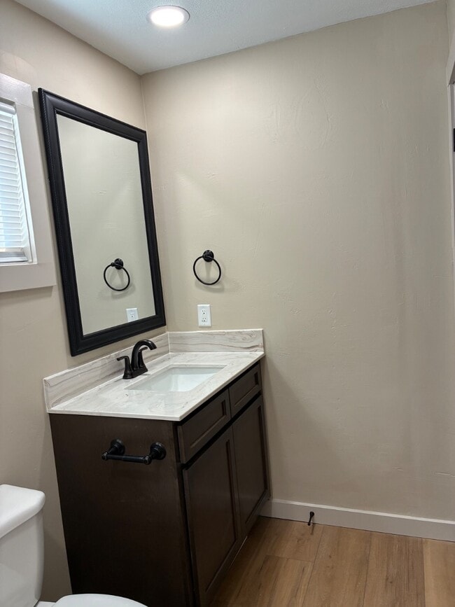 Building Photo - 910 Conant Ave