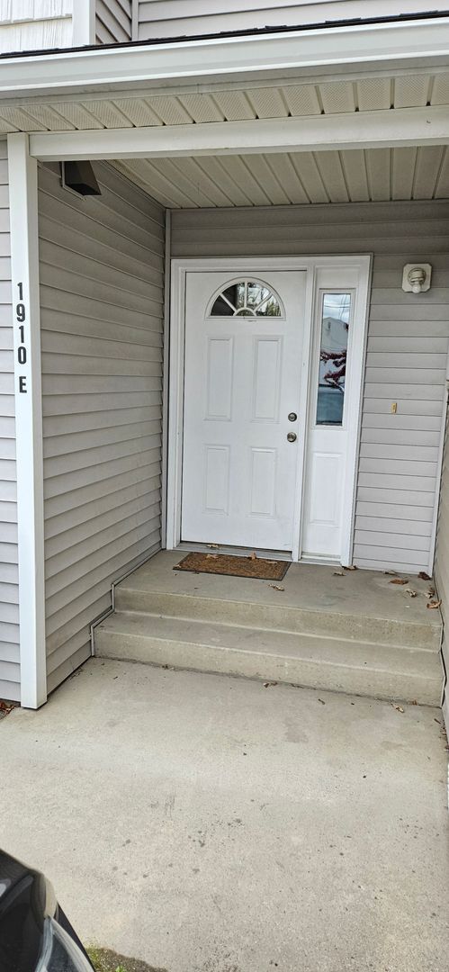Building Photo - Townhome with 3 bedrooms and garage!  New paint and flooring!