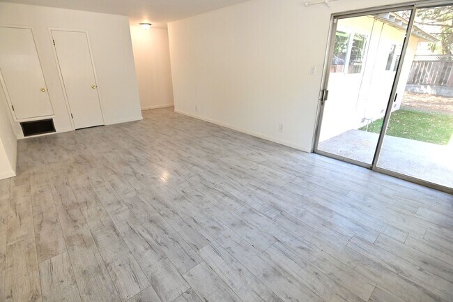 Building Photo - 1295 Flora Ave