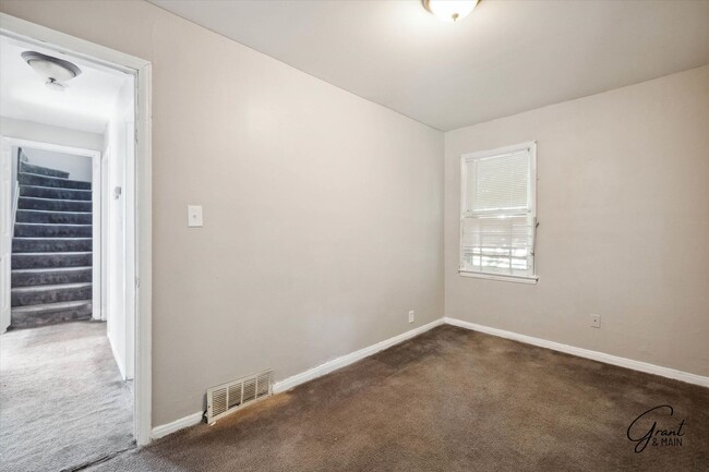 Building Photo - $1,200/month - 3 Bed 1 Bath