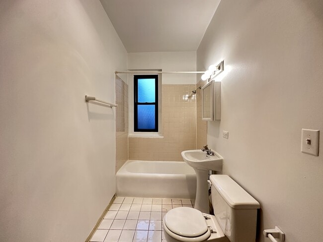 Building Photo - 640 W Barry Ave