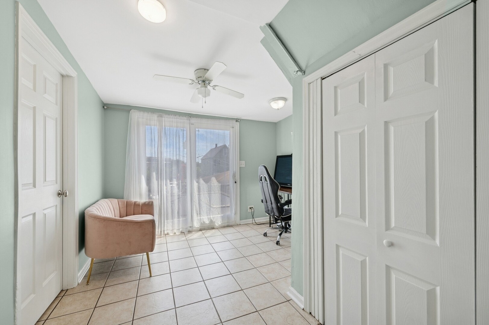 Building Photo - 2727 N Artesian Ave