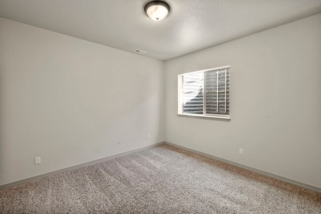 Building Photo - BEAUTIFUL 4BD + OFFICE MAIN-LEVEL LIVING H...