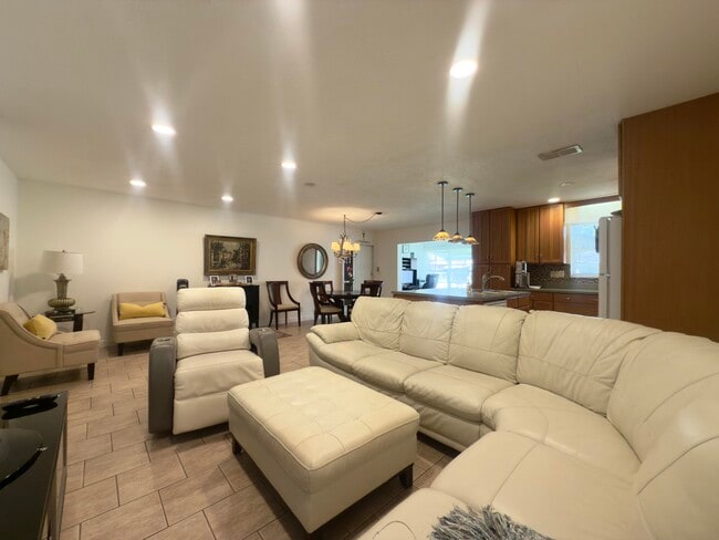 Building Photo - 1177 S Drive Cir