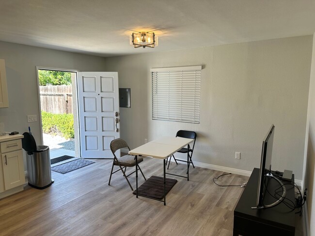 Building Photo - Remodeled 1 bedroom in IB