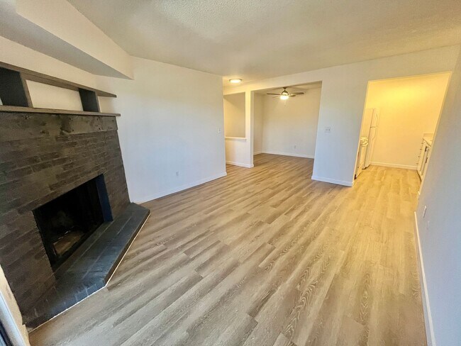 Building Photo - **$500 Move in Special**  Updated Spacious 1 bed/1 bath in Aurora