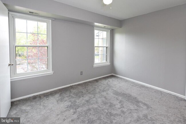 Building Photo - 10 Sumac Ct