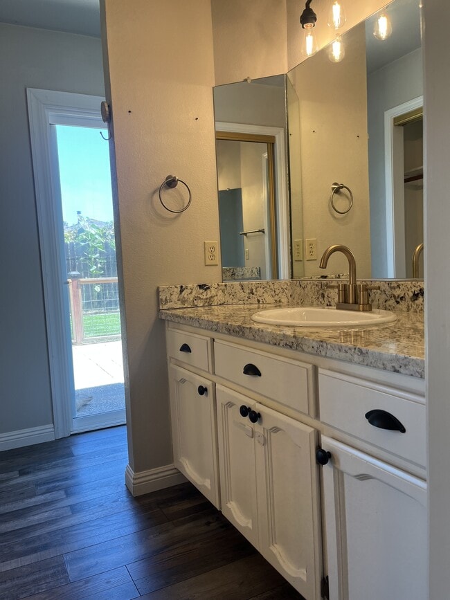 Building Photo - 1741 Tamarack Dr