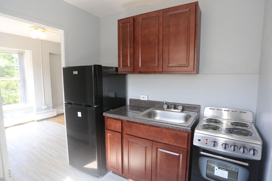 Interior Photo - 7333 N Ridge Blvd