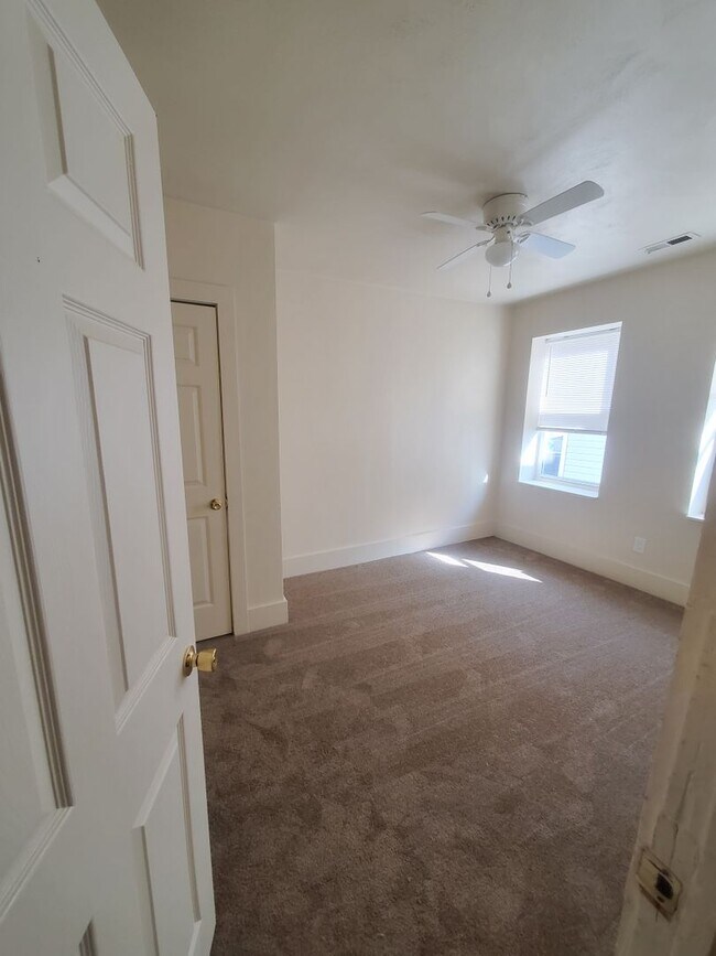 Building Photo - 420 W 31st St
