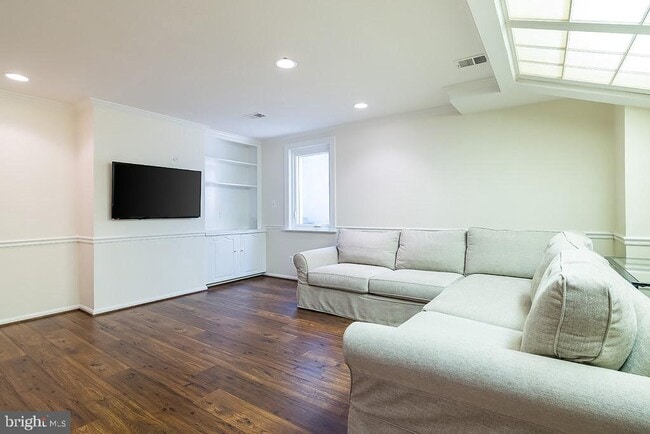 Building Photo - 3500 Hamlet Pl