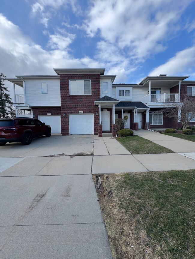 Primary Photo - 5427 Twin Oaks Dr