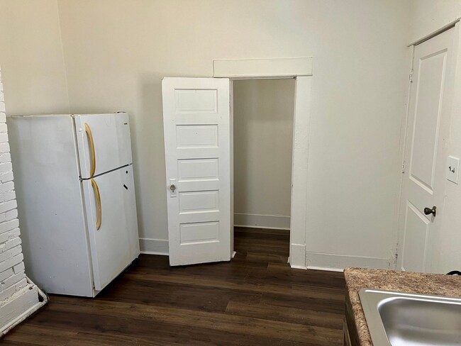 Building Photo - West End 3 Bedroom, 1 Bath for Rent!