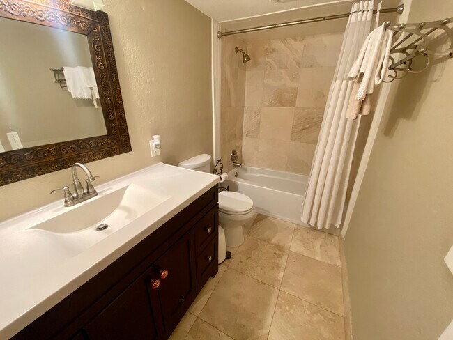 Shower/Tub combo - 470 3rd St S
