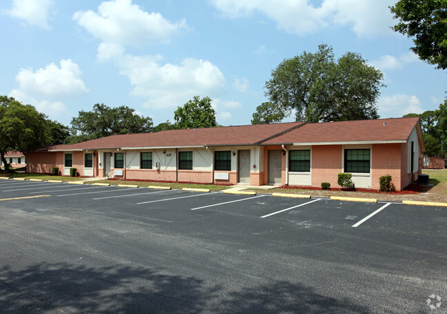 Woodcrest Townhouse Apartments - Chanute Complex Student Residence