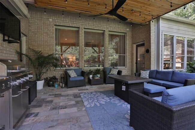 Building Photo - 8414 Green Valley Dr