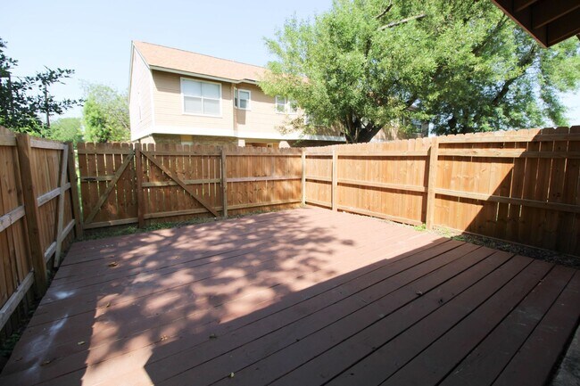 Building Photo - 933 Schertz Pkwy