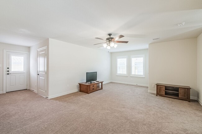 Building Photo - Furnished 3BR 3 Story Townhome