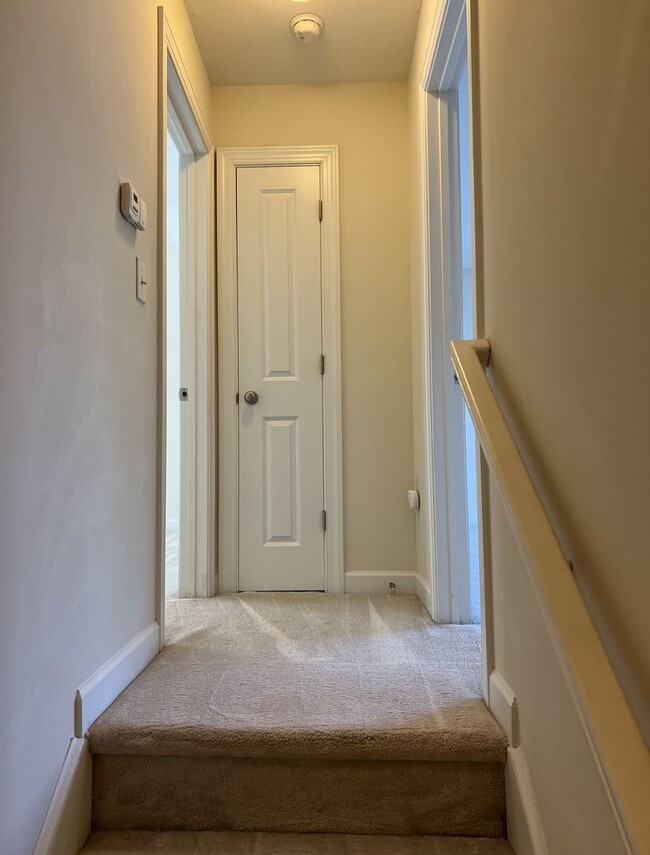 Building Photo - Townhouse For Rent