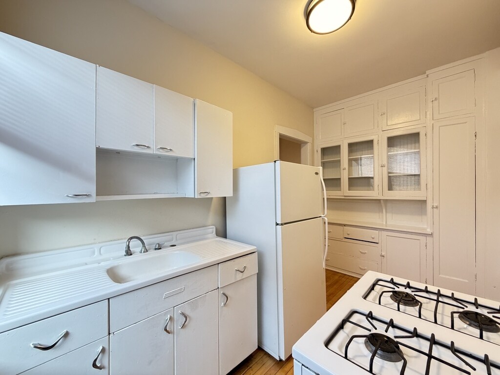 Building Photo - 805 Dempster St